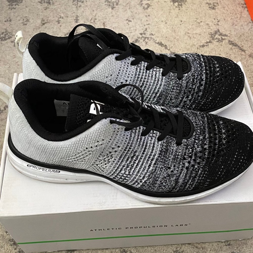 Lululemon APL Men's 9 Black and White TechLoom Pro